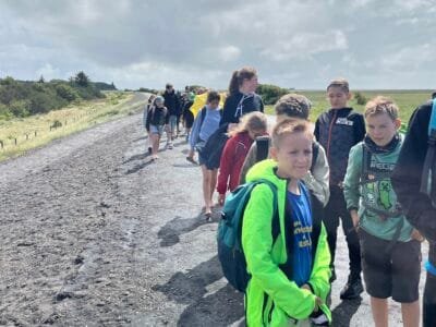 Gruppe von Kindern auf einem Weg