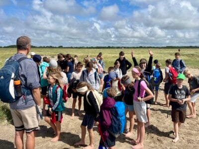 Gruppe von Kindern am Strand