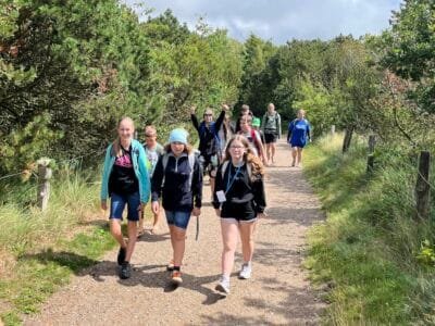 Gruppe von Kindern beim Wandern