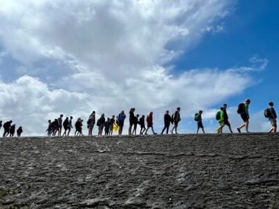 Menschen wandern auf einem Hügel.