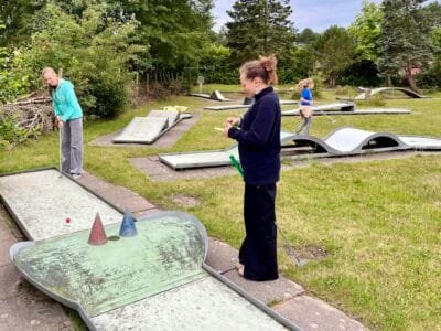 Minigolfspiel im Freien, entspannte Atmosphäre.