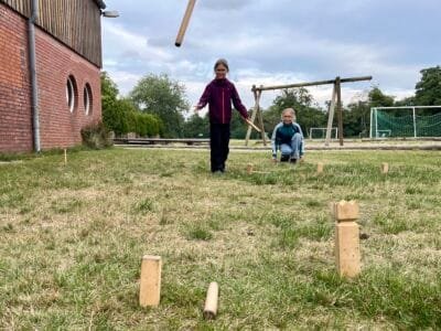 Kinder spielen im Freien.