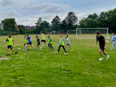 Kinder spielen Fußball auf dem Feld.
