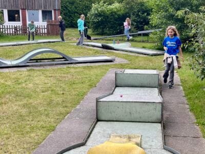 Minigolfplatz mit spielenden Kindern