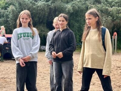 Vier Mädchen auf einem Spielplatz.