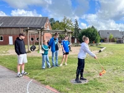 Kinder spielen im Freien.