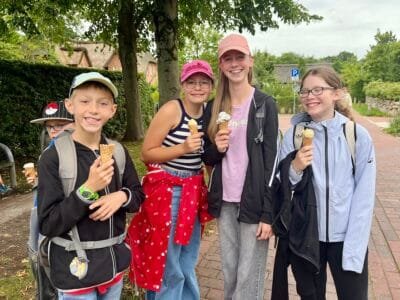 Gruppe von Kindern mit Eis