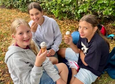 Drei Kinder essen Eiscreme.