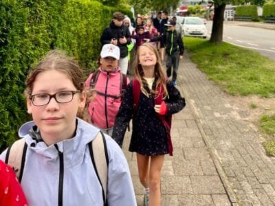 Gruppe von Kindern auf dem Weg