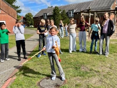 Kinder spielen im Freien zusammen.