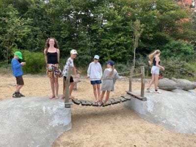 Kinder spielen auf einem Spielplatz.
