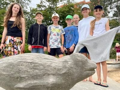 Gruppe von Kindern mit Skulptur