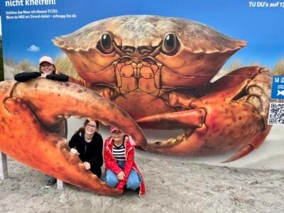 Kinder posieren mit Krabbenbild.