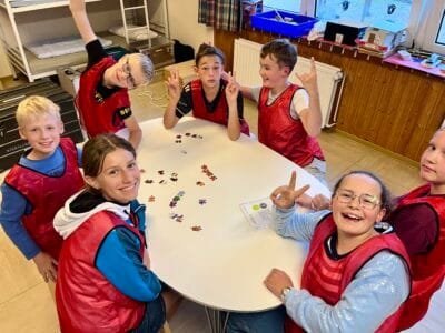 Kinder spielen um einen Tisch.