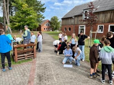Schüler spielen und arbeiten draußen.