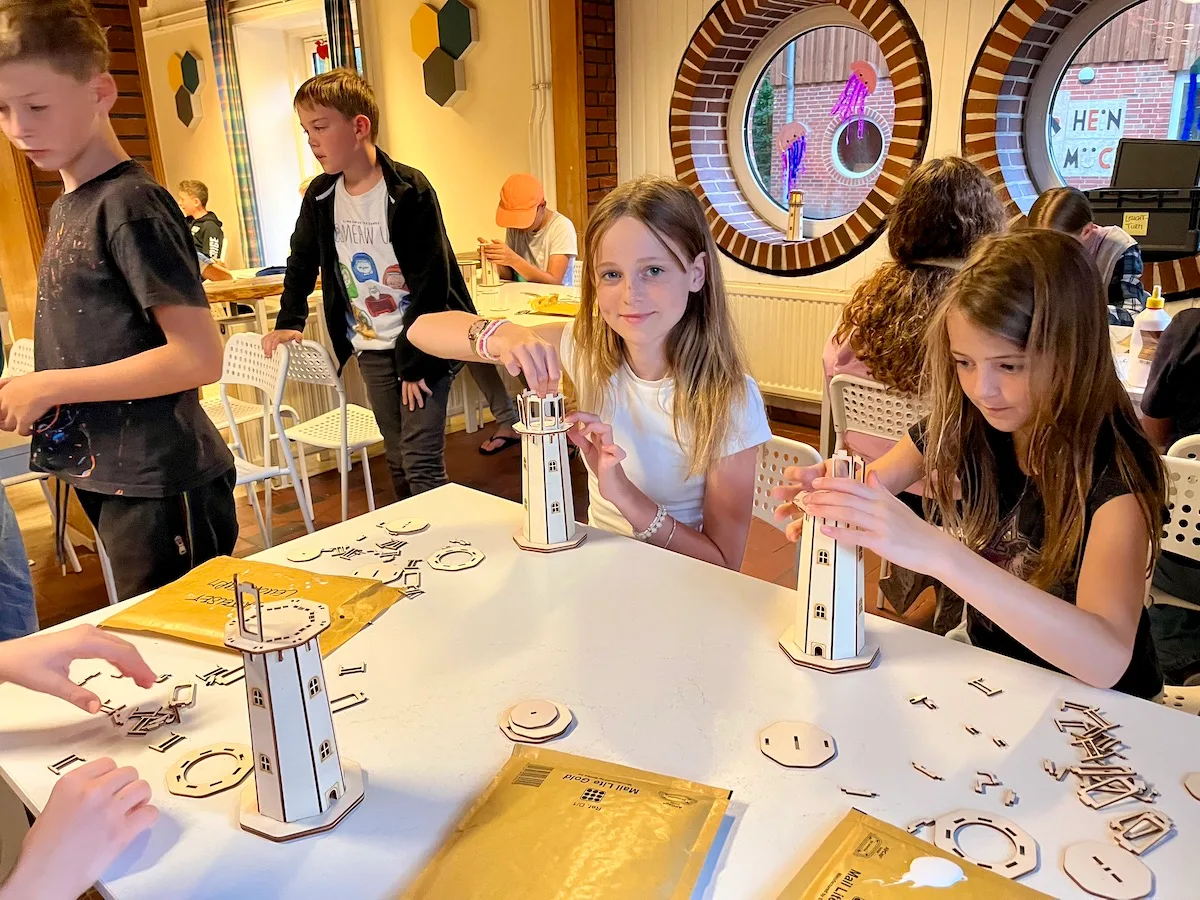 Kinder bauen Modelle aus Holz