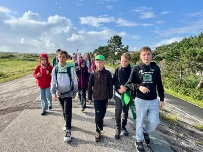 Gruppe von Kindern beim Wandern