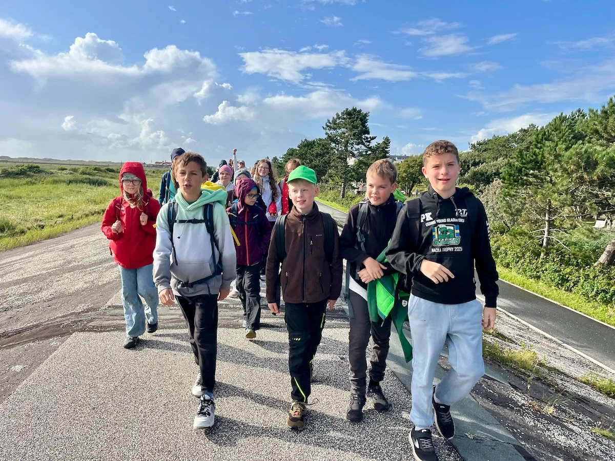 Gruppe von Kindern beim Wandern