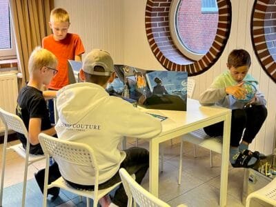Kinder spielen an einem Tisch.
