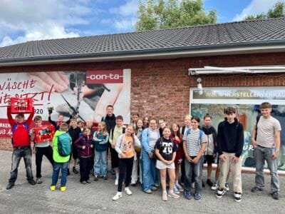 Gruppe von Kindern vor Gebäude