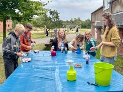 Kinder beim Basteln im Freien