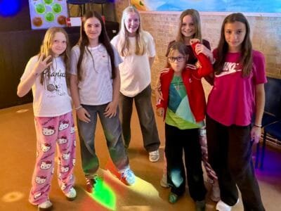 Sechs Mädchen in Freizeitkleidung.