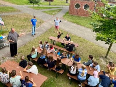 Gruppenaktivität im Freien mit Kindern