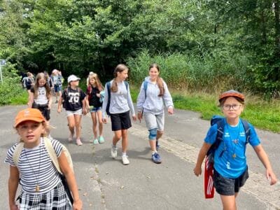 Gruppe von Kindern beim Spazierengehen.