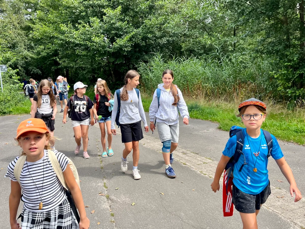 Gruppe von Kindern beim Spazierengehen.