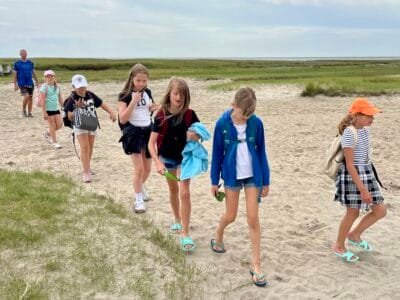 Gruppe von Kindern am Strand