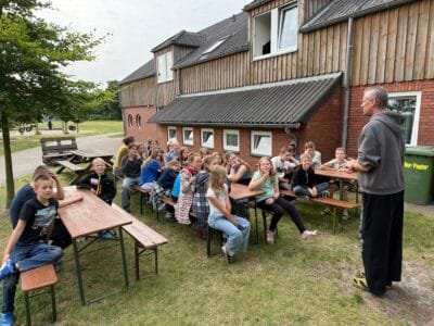 Gruppe von Kindern im Freien.