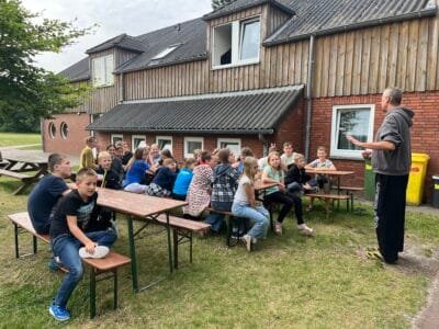 Gruppe von Kindern beim Essen