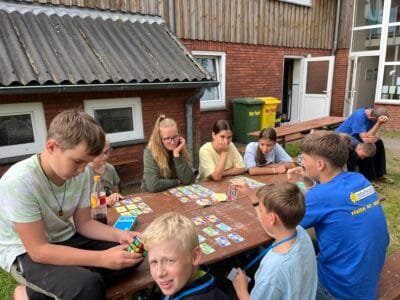 Kinder spielen Spiele im Freien.