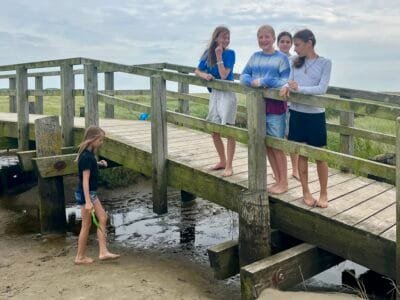Gruppe von Menschen an Brücke