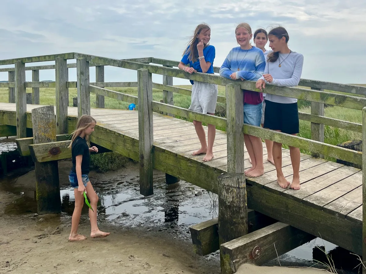 Gruppe von Menschen an Brücke