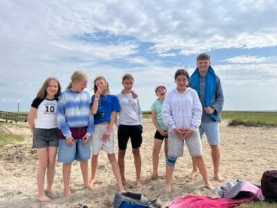 Gruppe von Kindern am Strand