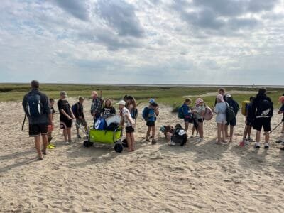 Gruppe von Kindern am Strand