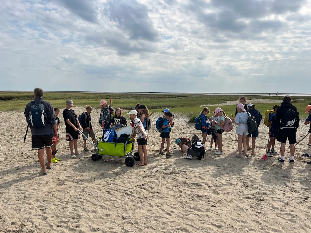 Gruppe von Kindern am Strand