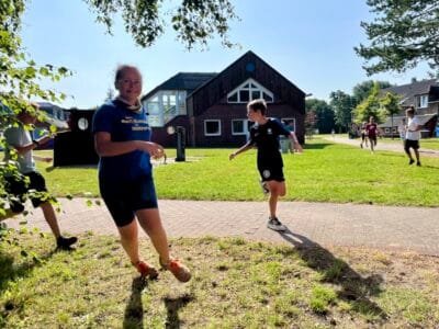 Kinder spielen im Freien.