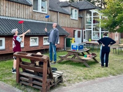 Zwei Personen jonglieren mit Tellern.