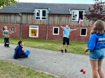 Kinder spielen im Freien mit Spielzeug.