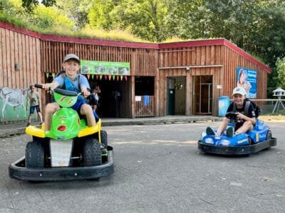 Kinder fahren mit Go-Karts.