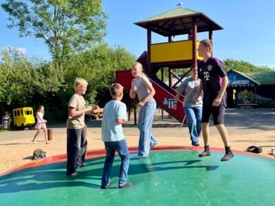 Kinder spielen auf einem Trampolin.