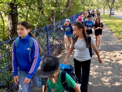 Schüler gehen auf dem Bürgersteig.