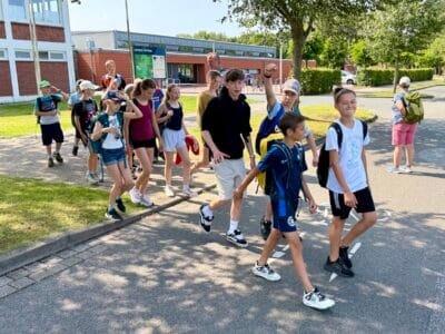 Gruppe von Kindern beim Spazierengehen