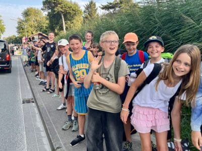 Gruppe von Kindern an der Straße