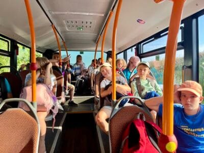Schüler im Bus auf dem Weg.