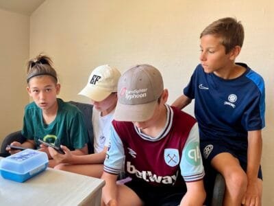 Kinder sitzen zusammen und spielen.