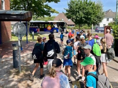 Schüler warten auf den Bus.