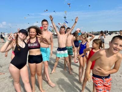 Kinder am Strand mit Drachen